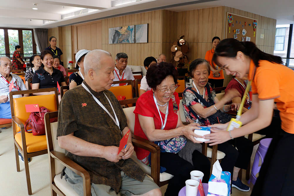 越秀养老|我与祖国共成长，点赞祖国新时代