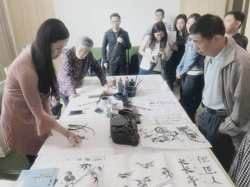 三月“学雷锋”，越秀养老产业公司敬老爱老活动