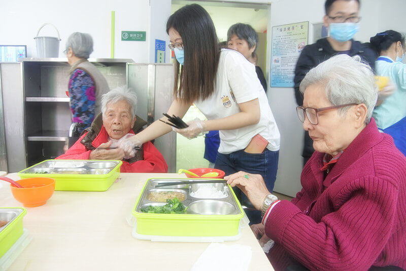 三月“学雷锋”，越秀养老产业公司敬老爱老活动
