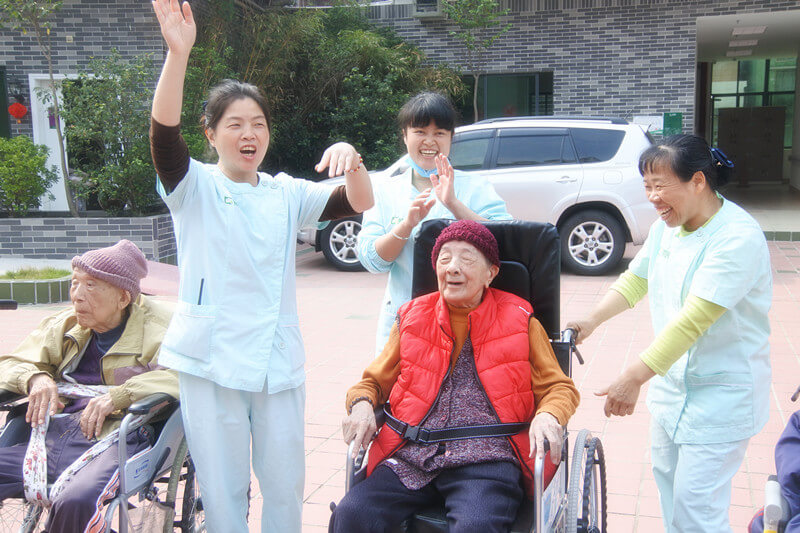 三月“学雷锋”，越秀养老产业公司敬老爱老活动