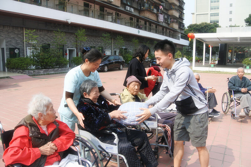 三月“学雷锋”，越秀养老产业公司敬老爱老活动