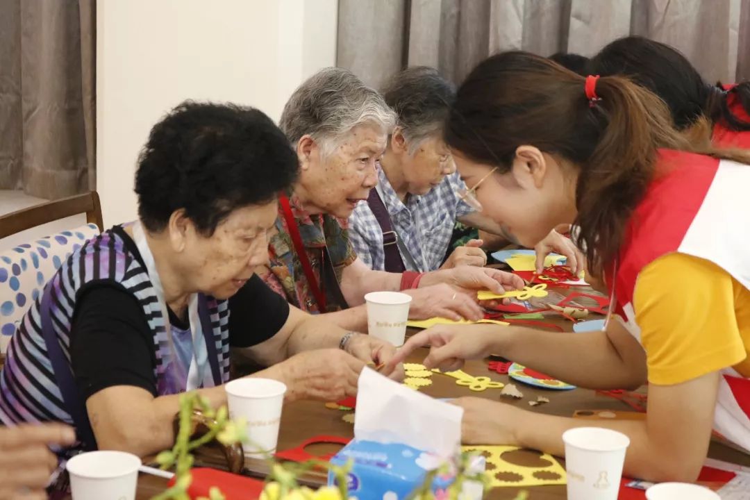 越秀养老|伴长者忆初心 唱红歌颂祖国