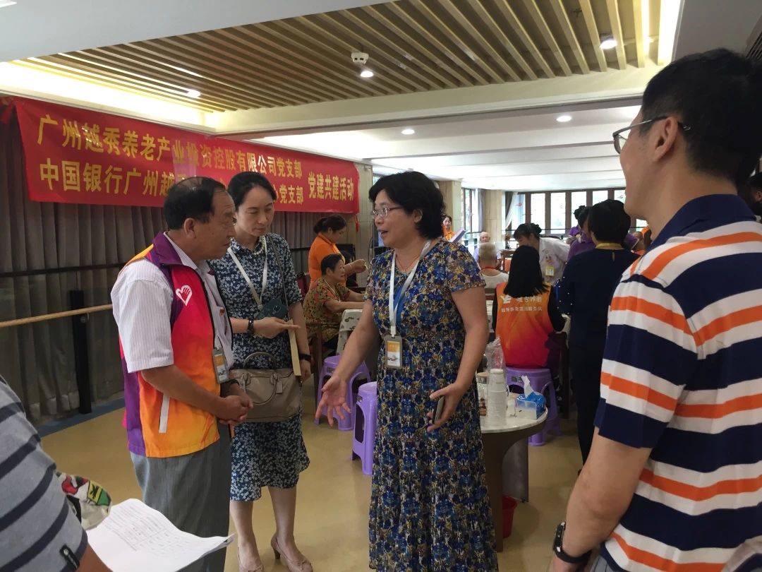 海珠区人大常委委员李斌前往越秀·海颐苑调研