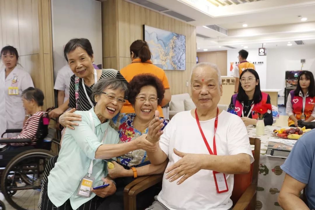 海珠区人大常委委员李斌前往越秀·海颐苑调研