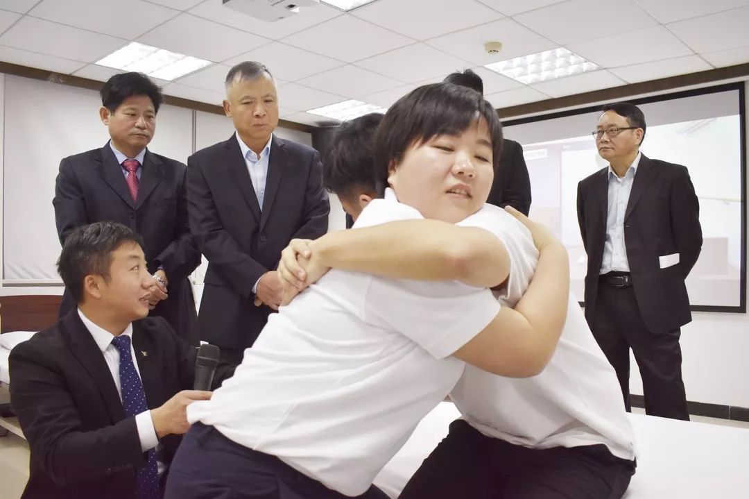 “南粤家政羊城行动”——养老护理人才培训示范基地今日在市职培中心揭牌