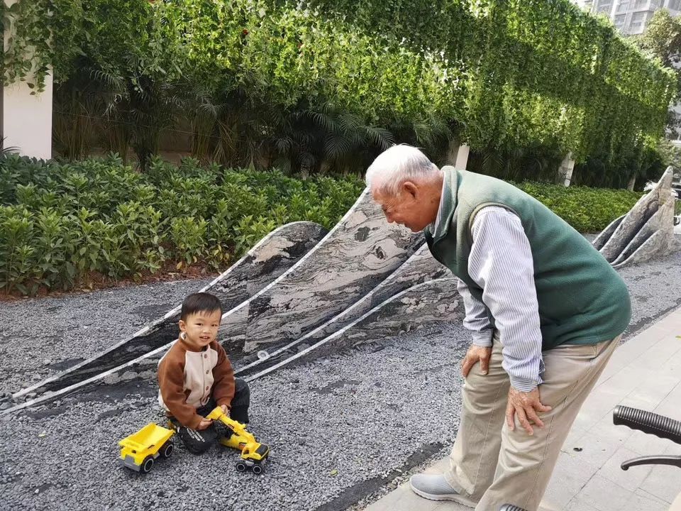 越秀养老 | 法国青年议员团参观越秀海颐苑项目