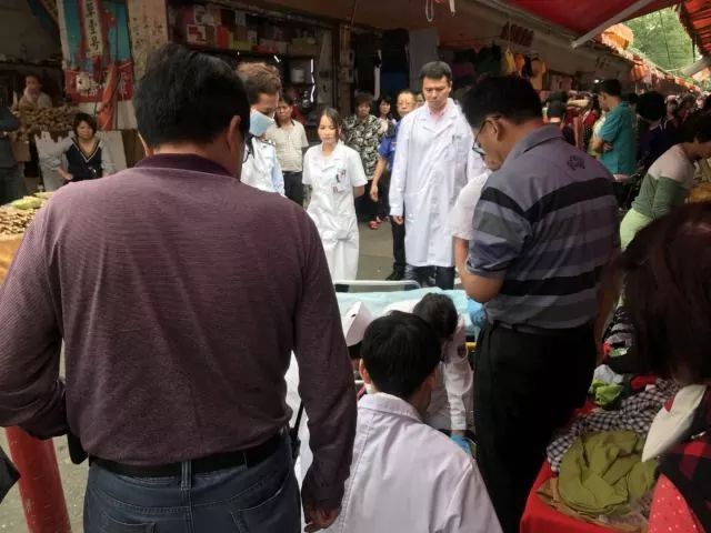 泰宁市场里的惊险一幕，这次救人一命的是我们越秀银幸的白衣天使